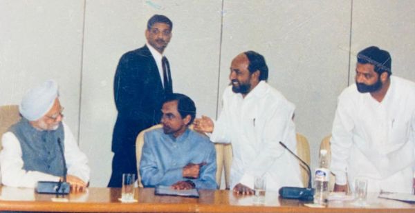 నాడు మన్మోహన్ సింగ్‌ను కలిశాం, పనికాలేదు, ఇప్పుడు మోడీని.: కేటీఆర్ ఫొటో ట్వీట్