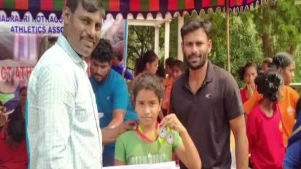 గోల్డ్ మెడల్ గెలిచిన ఎఫ్ఆర్ఓ శ్రీనివాస్ కూతురు: హత్యతో గుత్తికోయల గ్రామ బహిష్కరణ