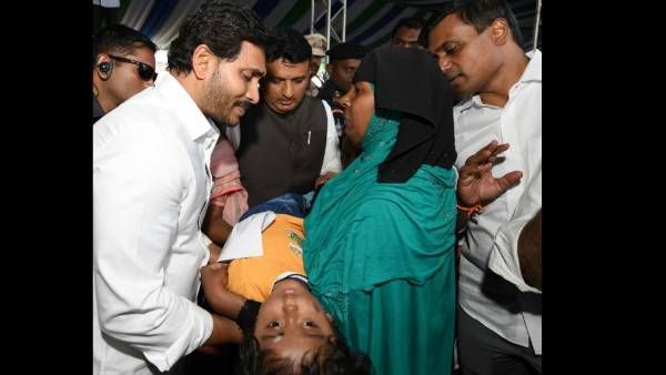 సీఎం జగన్ మంచి మనసు: ఆ తల్లికి రూ. లక్ష చెక్కు, నెలకు రూ. 3వేలు