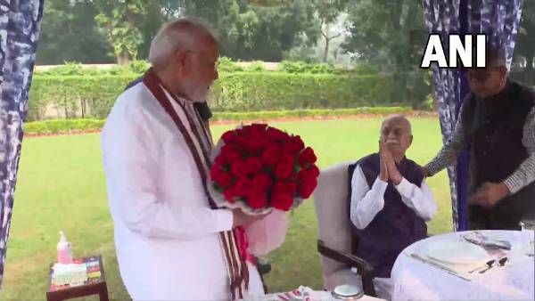 రాజకీయ గురువు ఇంటికెళ్లిన ప్రధాని మోదీ - టీ, టిఫిన్ అక్కడే..!!