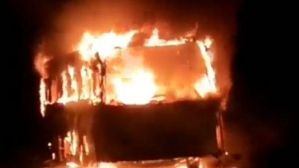 అరకులోయలో పర్యాటకుల బస్సులో చెలరేగిన మంటలు - తప్పిన ముప్పు