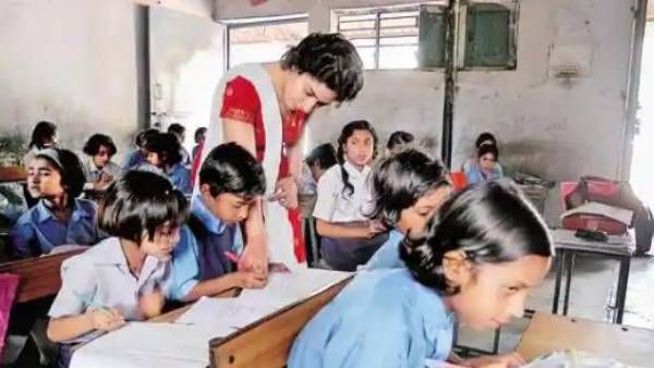 టీచర్లకు జగన్ గుడ్ న్యూస్- ఇక చదువు చెప్పడమొక్కటే పని- కేబినెట్ వర్చువల్ ఆమోదం