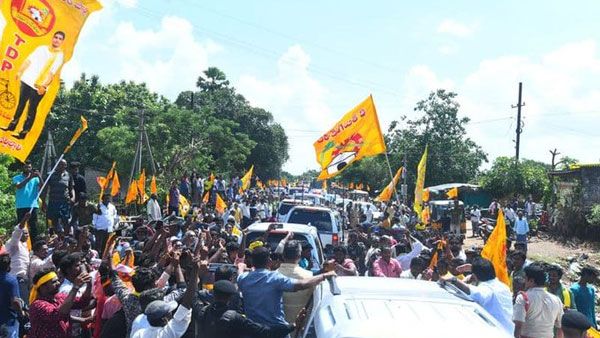 చంద్రబాబు వాహనం పై రాళ్ల దాడి - భదతాధికారికి గాయాలు..!!