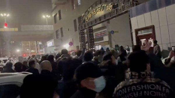 చైనాలో ఏం జరుగుతోంది - రాత్రంతా ఆందోళనలు: జిన్‌పింగ్ రాజీనామా కోసం..!!