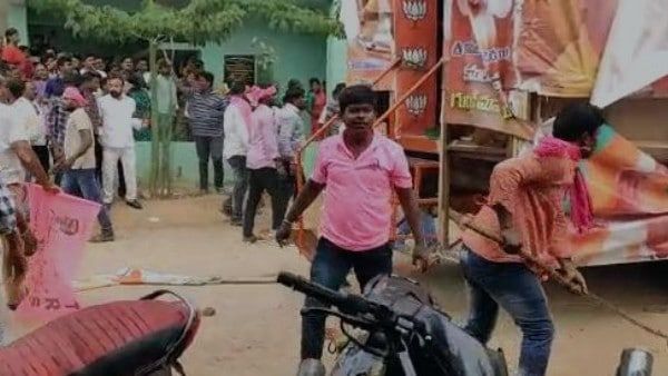 ఈటల కాన్వాయ్‌పై టీఆర్ఎస్ శ్రేణుల రాళ్లదాడి; పలువురికి గాయాలు.. మునుగోడులో ఉద్రిక్త పరిస్థితి!!