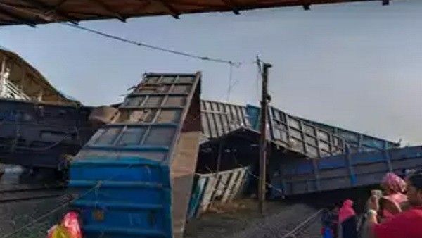 స్టేషన్‌లోకి దూసుకొచ్చిన గూడ్స్ రైలు: ముగ్గురు మృతి, బోగీల కింద పలువురు