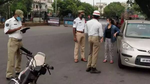 యూ టర్న్ తిప్పలు: బెడిసికొట్టిన ట్రాఫిక్ పోలీసుల ప్లాన్, 15 మినిట్స్ లేటుగా