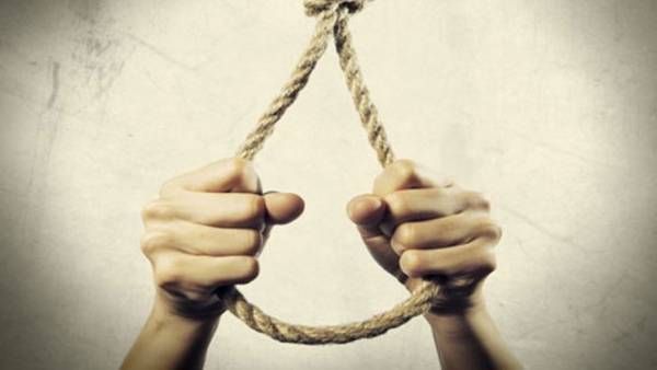 Bank loan: భార్య, ఇద్దరు కూతుర్లు, బ్యాంక్ నోటీసులు చూసి బావిలో దూకిన అన్నదాత !