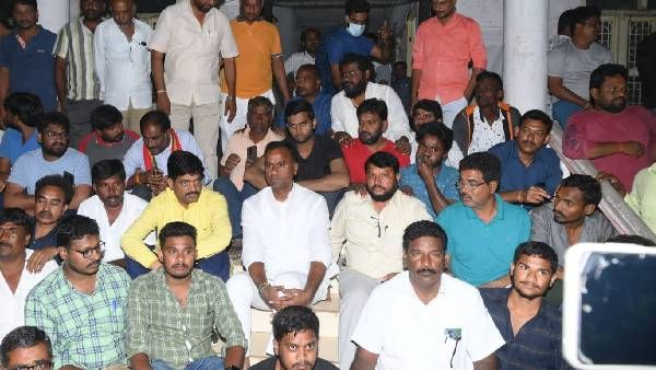 అర్దరాత్రి కోమటిరెడ్డి రాజగోపాల్‌రెడ్డి హంగామా; ఆర్వో కార్యాలయం, పోలీస్ స్టేషన్ వద్ద ధర్నా.. దేనికంటే!!