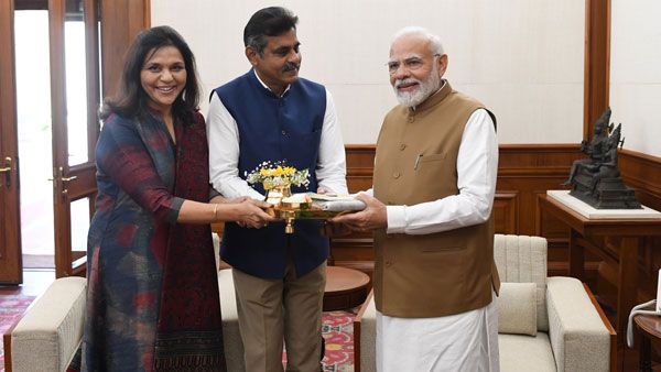 మా వాడి పెళ్లికి రండి: ప్రధాని మోడీని కలిసిన కొండా విశ్వేశ్వర్ రెడ్డి దంపతులు