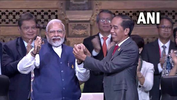 ప్రధాని మోదీకి చేతికి సుత్తిని అందించిన ఆ దేశాధ్యక్షుడు..!!