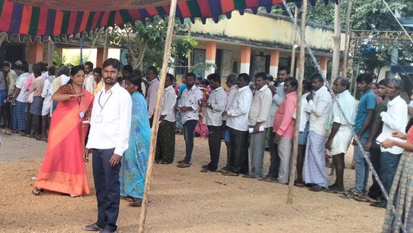 చండూరులో చీకట్లోనో పోలింగ్.. చౌటుప్పల్‌లో క్యూ లైన్‌లో వంద మంది