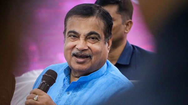 కేంద్రమంత్రి నితిన్ గడ్కరీకి అస్వస్థత, వైద్యుల చికిత్స: ప్రధాని మోడీ ఫోన్ చేసి ఆరా