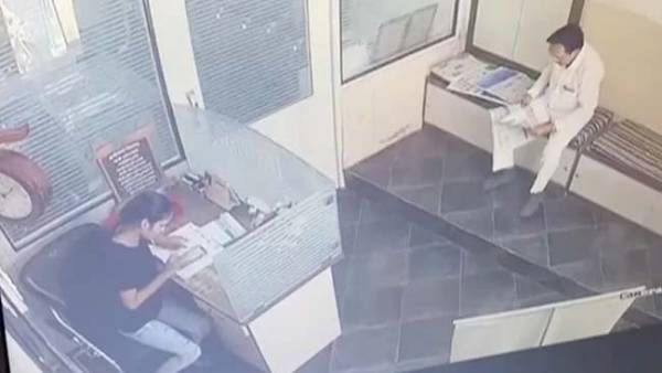 Virla Video: ఆస్పత్రిలోనే న్యూస్ పేపర్ చదువుతూ కుప్పకూలిన వ్యక్తి..