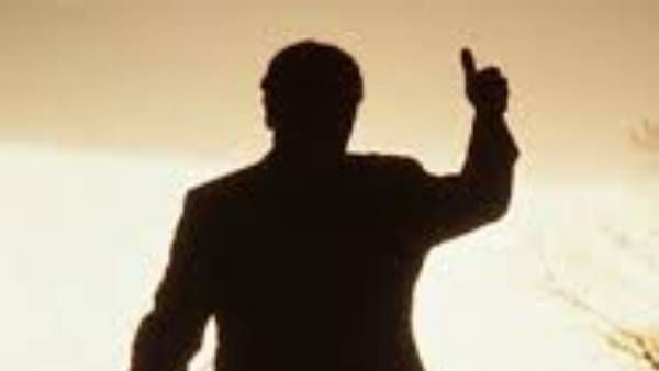 Leader: పొలిటికల్ లీడర్ ను వెంటాడి వెంటాడి నరికేశారు. అర్దరాత్రి ఏం పని ?