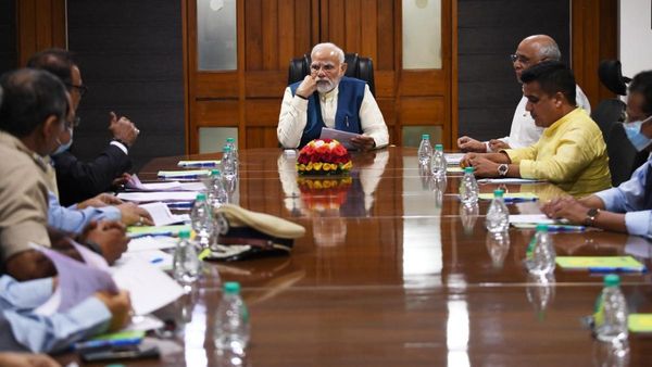 మోర్బి బ్రిడ్జీ ఇష్యూ: ప్రధాని మోడీ హై లెవల్ మీటింగ్, ఆదుకుంటామని భరోసా