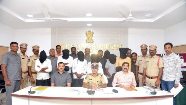 కార్మికభీమా సొమ్ముపై కన్నెసిన కంత్రీ ముఠా: చనిపోయినవారికి కార్మిక గుర్తింపు కార్డులతో ఏం చేశారంటే!!