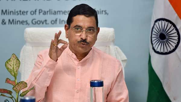 అబద్దాల కంపెనీ ఓనర్ కేసీఆర్.. త్వరలోనే కేసీఆర్ రాజకీయభవిష్యత్ ముగింపు: కేంద్రమంత్రి ప్రహ్లాద్ జోషి