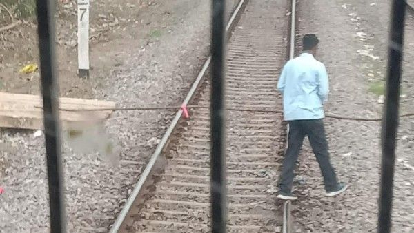 రైల్వే ట్రాక్ పై ఇనుపరాడ్ కట్టిన దుండగులు-శబరి ఎక్స్ ప్రెస్ కు తప్పిన ప్రమాదం