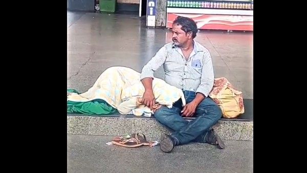 VIRAL VIDEO:నిజమైన ప్రేమ అంటే ఇదే మరీ, బస్టాప్‌లో భర్త ఒడిలో భార్య, వైరల్