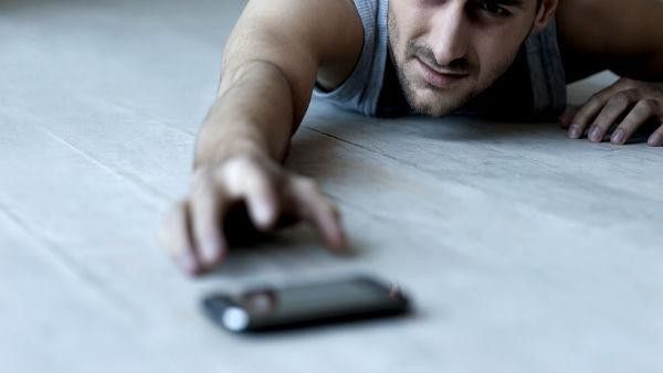 స్మార్ట్ ఫోన్ అడిక్షన్: ఈ లక్షణాలు ఉంటే ఖచ్చితంగా మీరు సెల్ ఫోన్లకు బానిసలైనట్టే!!