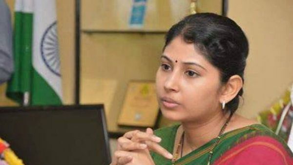 మహిళలకు ఆయుధాలు ధరించే హక్కు: స్మితా సబర్వాల్ సంచలన ట్వీట్