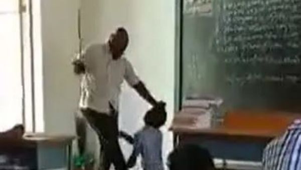 విద్యార్థిని చావగొట్టిన స్టూడెంట్స్.. ప్లీజ్ అని బతిమిలాడిన వినకుండా దాడి, ఎక్కడంటే..?