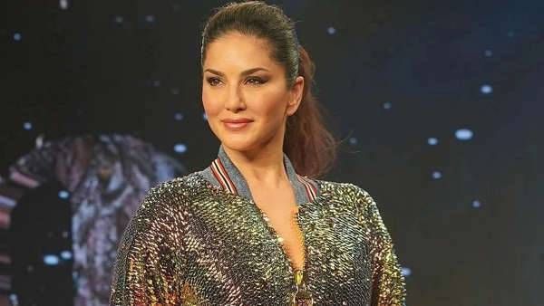 విద్యార్థి హాల్ టికెట్ పై సన్నీలియోన్ ఫొటో