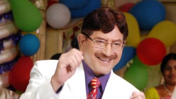 మాటలకందని విషాదం సూపర్‌స్టార్ కృష్ణ మరణం: సీఎం కేసీఆర్, వెంకయ్యనాయుడు, చిరంజీవి నివాళులు!!