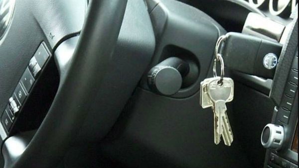 PIC:వామ్మో.. ఏందిదీ, బల్బ్‌ల దొంగతనం, కారులో వచ్చి, ఎక్కడంటే..