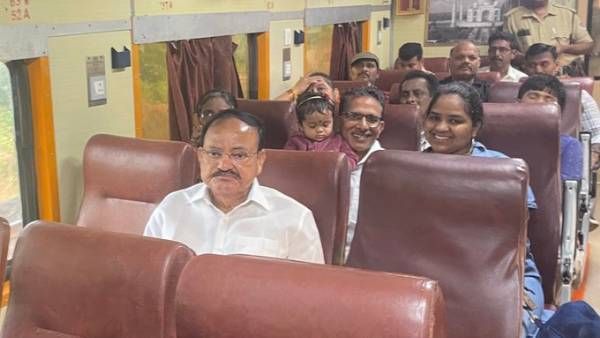 సాధారణ ప్రయాణీకులతో రైల్లో వెంకయ్య - ఆ నాలుగు 