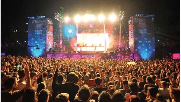 Students: కాలేజ్ లో డ్యాన్స్ ప్రోగ్రామ్స్, పాకిస్తాన్ జిందాబాద్ అంటూ నినాదాలు, కాలేజ్ అమ్మాయికి !