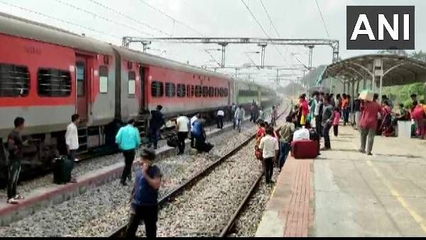 కుప్పంలో కలకలం - హౌరా ఎక్స్‌ప్రెస్‌ బోగీలో మంటలు..!!