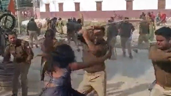 UP Police: యూపీలో దారుణం.. మహిళలపై మగ పోలీసుల దాష్టీకం.. వీడియో వైరల్..