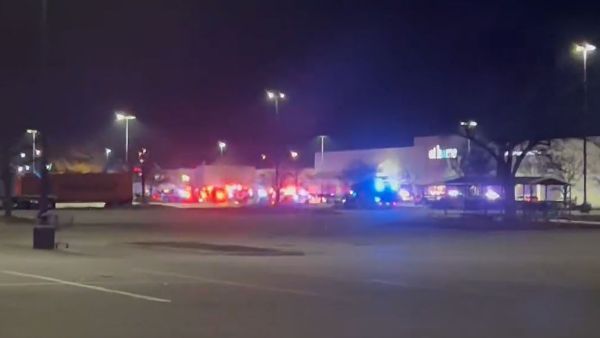 వాల్‌మార్ట్ స్టోర్‌లో యథేచ్ఛగా కాల్పులు - బలి తీసుకున్న మేనేజర్..!!