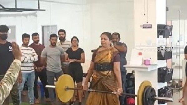 చీరలోనే జిమ్ వర్కౌట్స్: యువతకు స్ఫూర్తిగా 56 ఏళ్ల మహిళ (వీడియో)