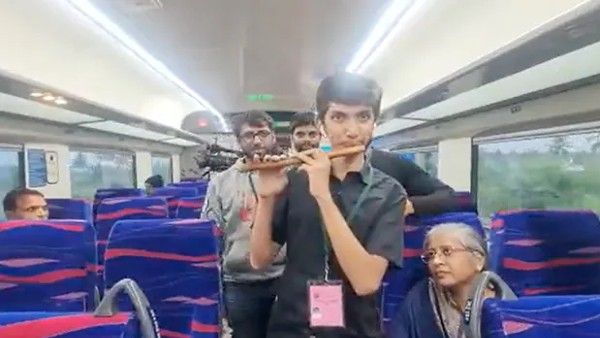 VIRAL VIDEO:వందే భారత్ ట్రైన్‌లో వందేమాతరం, అదీ కూడా ఫ్లూట్‌తో, వైరల్