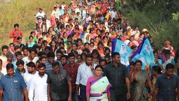 వైఎస్ షర్మిల పాదయాత్రలో ఉద్రిక్తత: మీ దాడులకు అదిరేది లేదంటూ.. గులాబీనేతలకు షర్మిల సవాల్!!