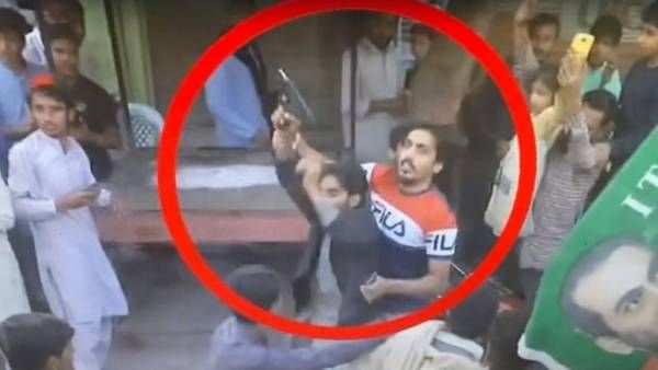 ఇమ్రాన్ ఖాన్‌పై దాడి, అడ్డుకున్న వ్యక్తికి ప్రశంసలు.. అభిమానుల ఫిదా