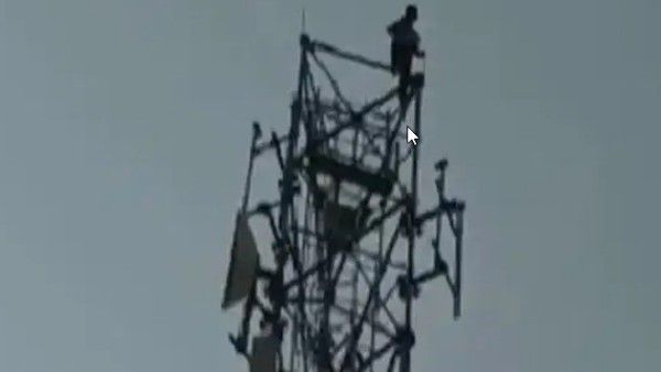 హృదయవిదారకం: సెల్ టవర్‌పై ఉరేసుకుని రైతు ఆత్మహత్య, పిల్లలు ఏడుస్తున్నా..