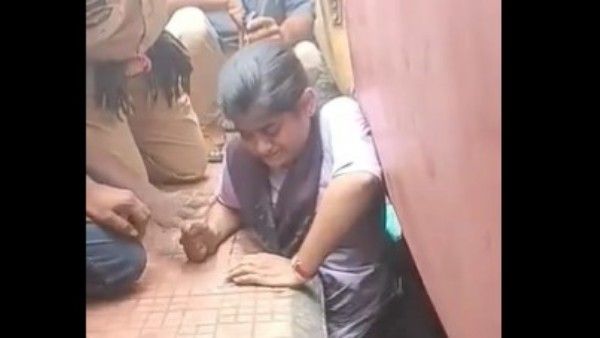 ప్లాట్‌ఫాం, రైలు మధ్యలో ఇరుక్కున్న యువతి: గంటన్నరపాటు నరకం (వీడియో)