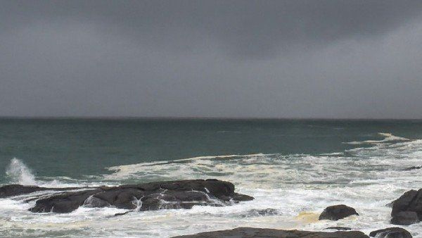 ఏపీ, తమిళనాడును వణికిస్తున్న మాండూస్ తుపాను: కోస్తా, సీమ జిల్లాల్లో భారీ వర్షాలు