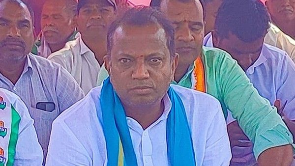 సీనియర్లా? కోవర్టులా?: ఉత్తమ్ కుమార్ రెడ్డి, కోమటిరెడ్డిపై అనిల్ సంచలనం