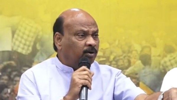 గుంతలు పూడ్చడానికే డబ్బులు లేవుగా- మెడికల్ కాలేజీ అంటే నమ్మాలా?- అయ్యన్న