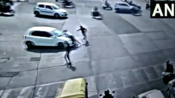 Viral Video: ట్రాఫిక్ పోలీసును కారు బానట్‌పై లాక్కెళ్లిన డ్రైవర్.. అదీ 4 కిలోమీటర్లు.. వీడియో వైరల్..