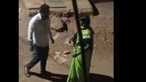 అర్దరాత్రి దంపతులపై ఆకతాయిల దాడి.. షాకింగ్ వీడియో..