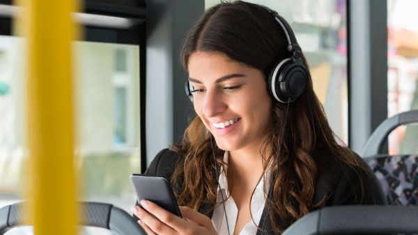 Headphones Side Effects: అదే పనిగా  ఇయర్‍ఫోన్స్ వాడుతున్నారా.. అయితే చెవులు పోయినట్లే..
