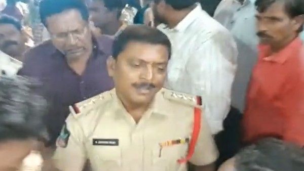 భగ్గుమన్న గుడివాడ: టీడీపీ-వైసీపీ ఘర్షణ: మా దగ్గర అంతకంటే పెద్ద రాళ్ళే ఉన్నాయ్