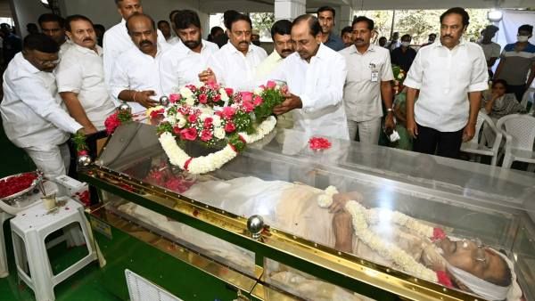Kaikala Satyanarayana: కైకాల సత్యనారాయణకు నివాళులు అర్పించిన సీఎం కేసీఆర్..