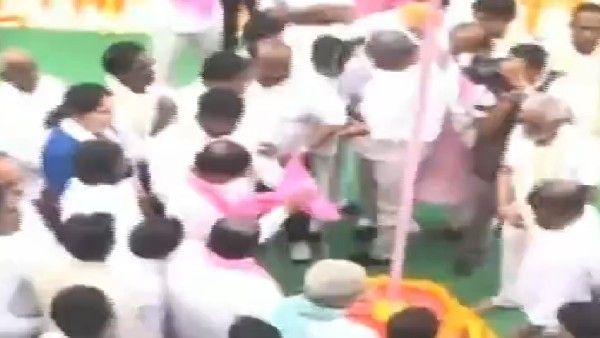 బీఆర్ఎస్ ఆవిర్భావం : సీఎం కేసీఆర్ ఎమోషనల్ - జెండా ఆవిష్కరణ : ఇక అధికారికంగా..!!